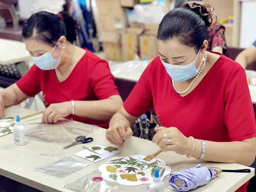 平湖街道山廈社區(qū)開展“金秋十月 樂享重陽”重陽節(jié)葉子畫制作活動(dòng)