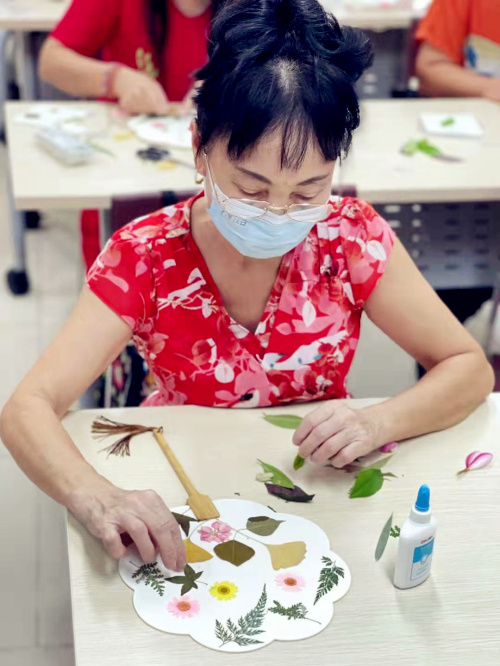 平湖街道山廈社區(qū)開展“金秋十月 樂享重陽”重陽節(jié)葉子畫制作活動(dòng)