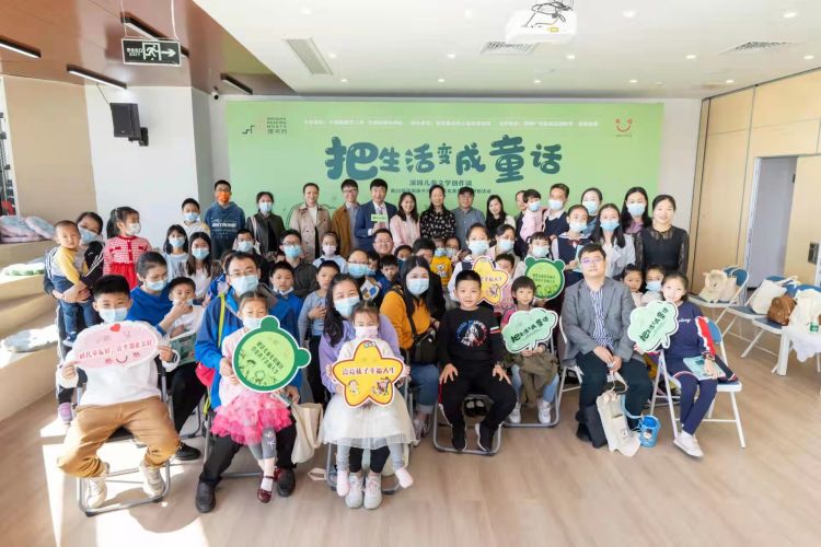家長和孩子們積極參與精彩紛呈的讀書月活動。