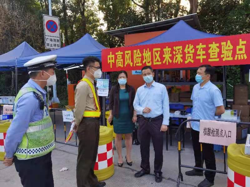 路政處赴龍崗現(xiàn)場(chǎng)檢查高速公路聯(lián)合檢疫站運(yùn)行情況.jpg