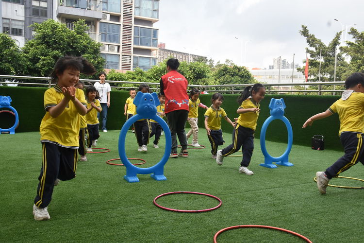 校社共建彩虹橋——怡錦社區(qū)走進錦繡花園幼兒園開展陽光幼兒成長戶外活動 (9).jpg